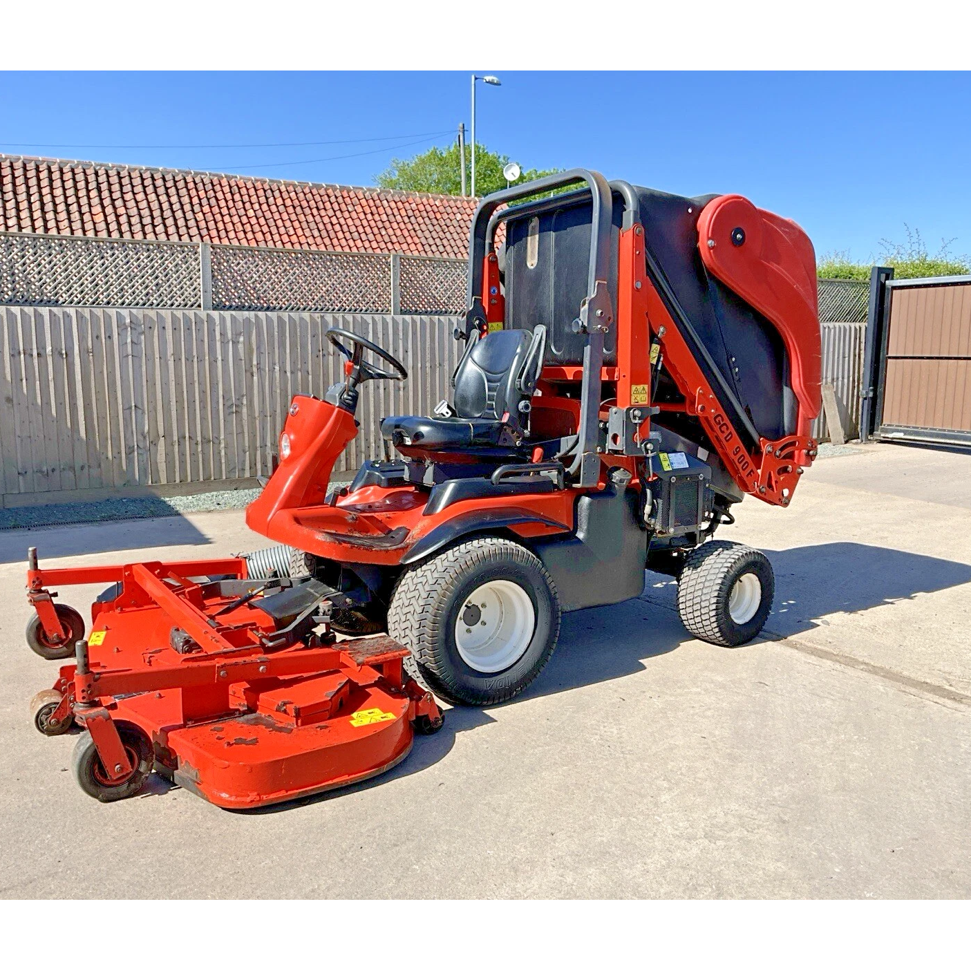 2011 KUBOTA F3680 OUTFRONT DIESEL RIDE ON LAWN MOWER & HIGH TIP COLLECTOR